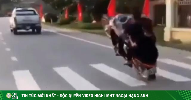 Clip: Hãi hùng cảnh cô gái đu bám lái xe máy bốc đầu, đánh võng "trêu ngươi" ô tô - Vimarsana News