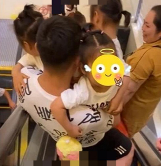 Ông bố bế 3 con gái cùng lúc, dân tình phát sốt vì quá dễ thương nhưng chỉ ngay chi tiết nguy hiểm - 1