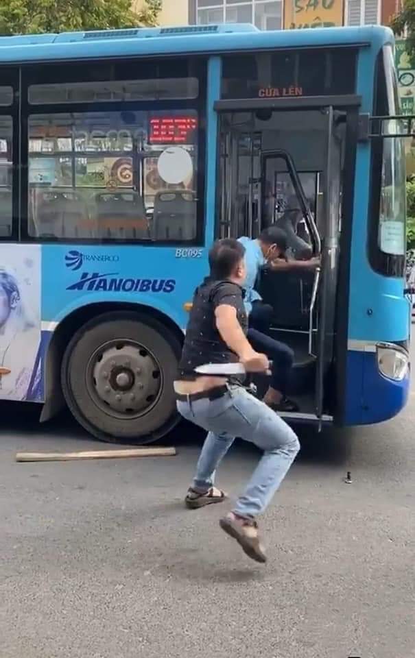 Phụ xe buýt kể lại phút bị tài xế xe con túm cổ, cầm dao đe doạ - 2