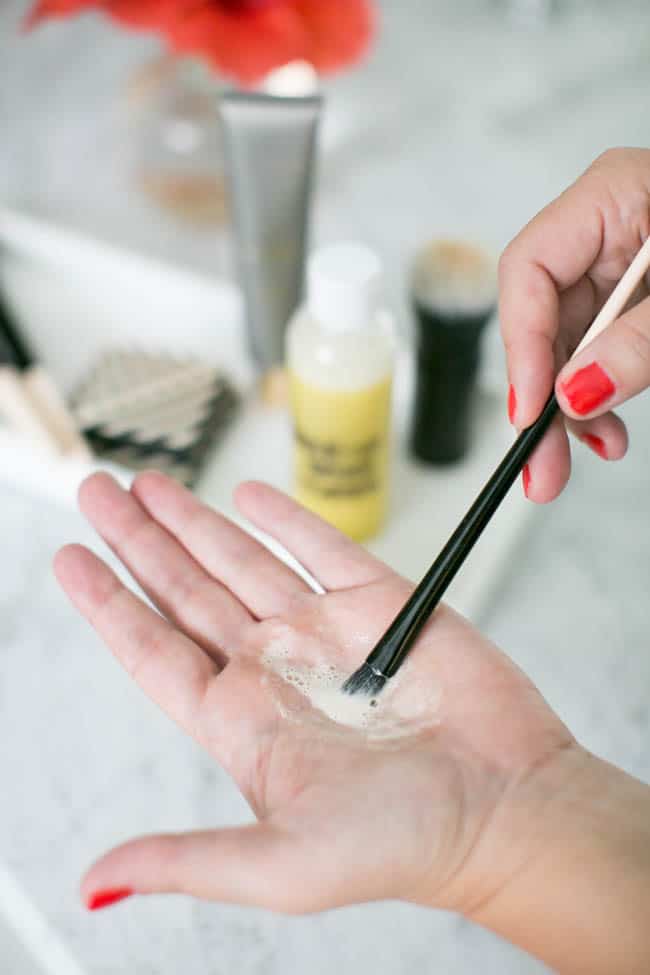 Bí quyết làm sạch cọ trang điểm tiềm tàng nguy cơ gây mụn - 3