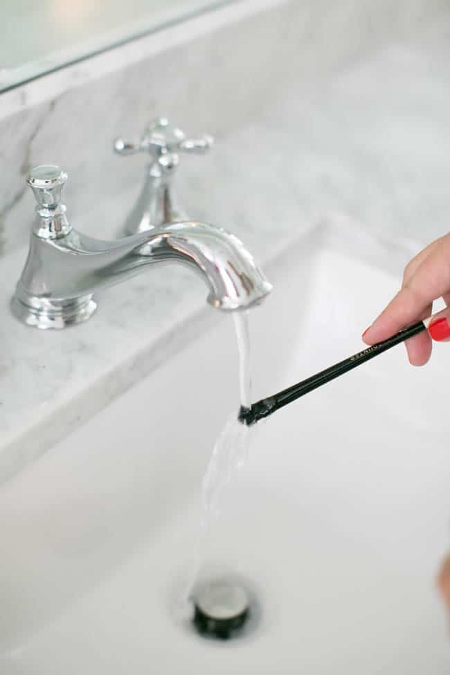 Bí quyết làm sạch cọ trang điểm tiềm tàng nguy cơ gây mụn - 4