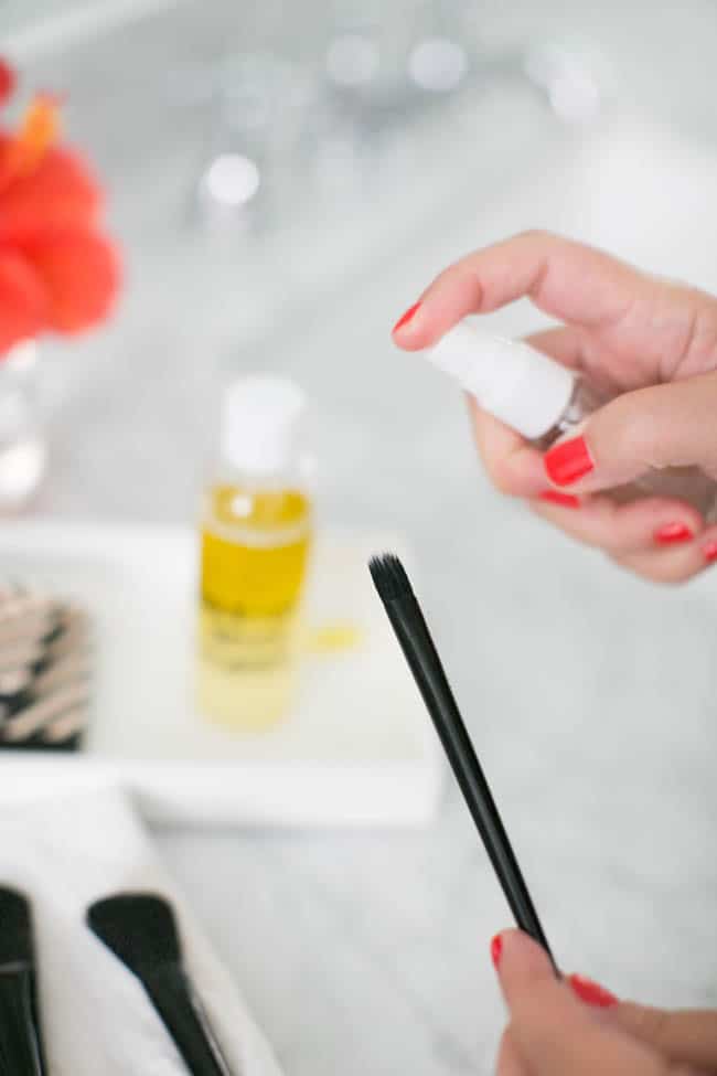 Bí quyết làm sạch cọ trang điểm tiềm tàng nguy cơ gây mụn - 5