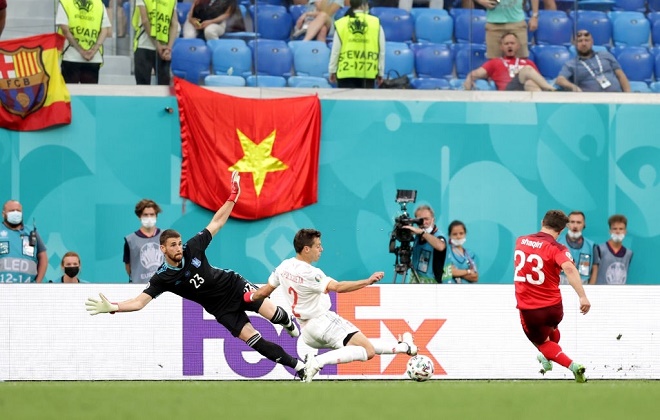 Báo Tây Ban Nha ngỡ ngàng vì lá cờ Việt Nam ở EURO, fan thế giới bàn tán - 1