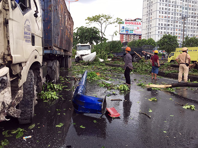 Xe container “đại náo” đường phố Sài Gòn và hiện trường như trận cuồng phong vừa “quét qua” - 2