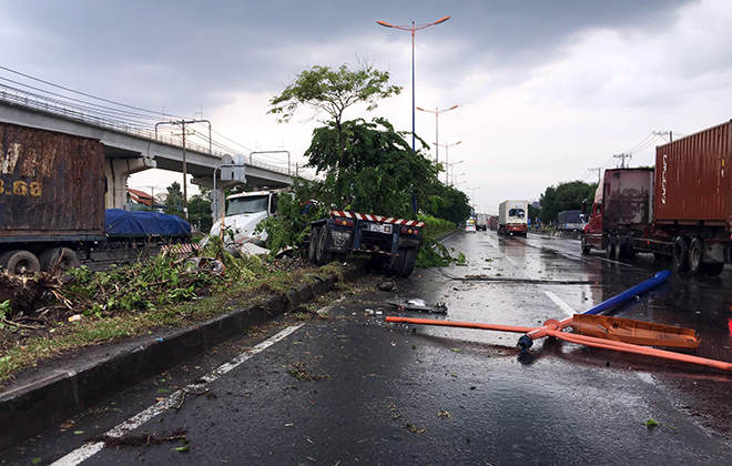 Xe container “đại náo” đường phố Sài Gòn và hiện trường như trận cuồng phong vừa “quét qua” - 3
