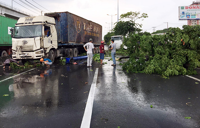 Xe container “đại náo” đường phố Sài Gòn và hiện trường như trận cuồng phong vừa “quét qua” - 5