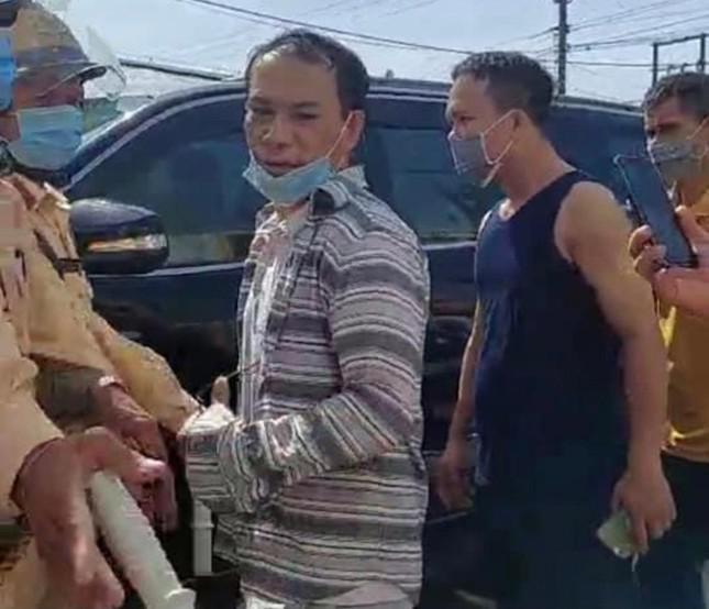 Bất chấp hiệu lệnh của CSGT, tài xế lùi xe với tốc độ cao trên quốc lộ 1A - 2