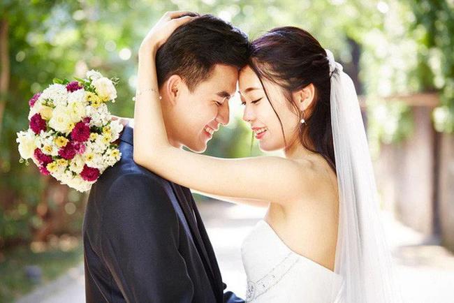 Nhà chồng tuyên bố tặng 10 cây vàng nhưng ra điều kiện cô dâu &#34;đi cửa sau&#34; - 1