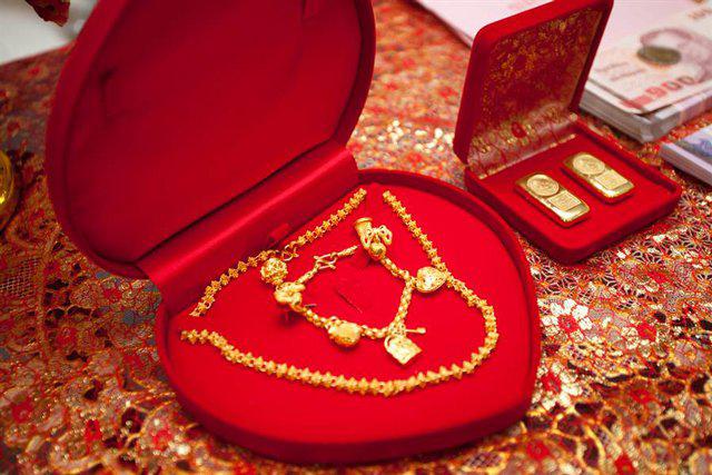 Nhà chồng tuyên bố tặng 10 cây vàng nhưng ra điều kiện cô dâu &#34;đi cửa sau&#34; - 2