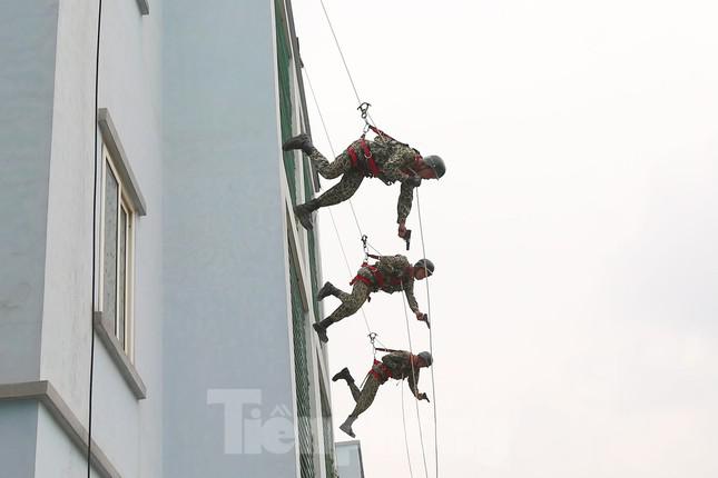 Xem lính Đặc công Quân khu 1 rèn ‘bản lĩnh thép’ - 3