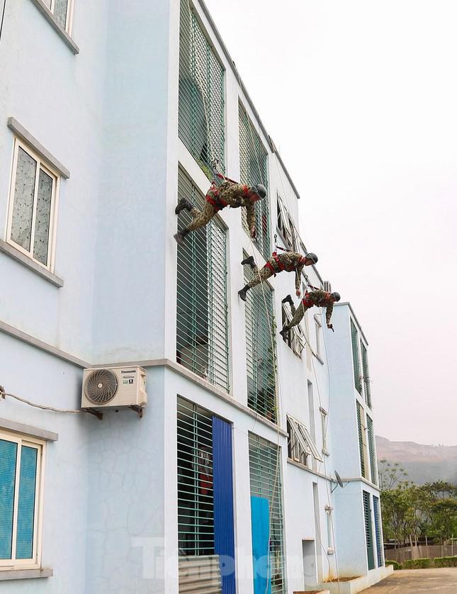 Xem lính Đặc công Quân khu 1 rèn ‘bản lĩnh thép’ - 9