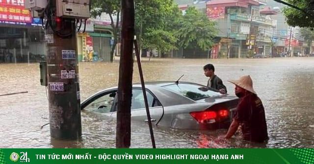 Lào Cai: Phố ngập như sông, ô tô nổi bồng bềnh trong "biển nước" - Vimarsana News