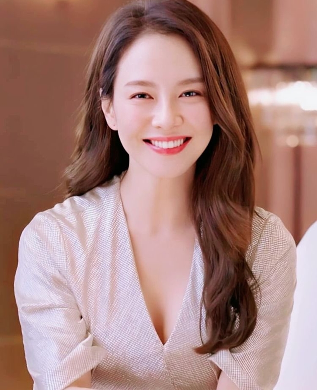 Song Ji Hyo sở hữu nhan sắc đúng chuẩn “nữ thần”, cô luôn rạng rỡ và xinh đẹp.
