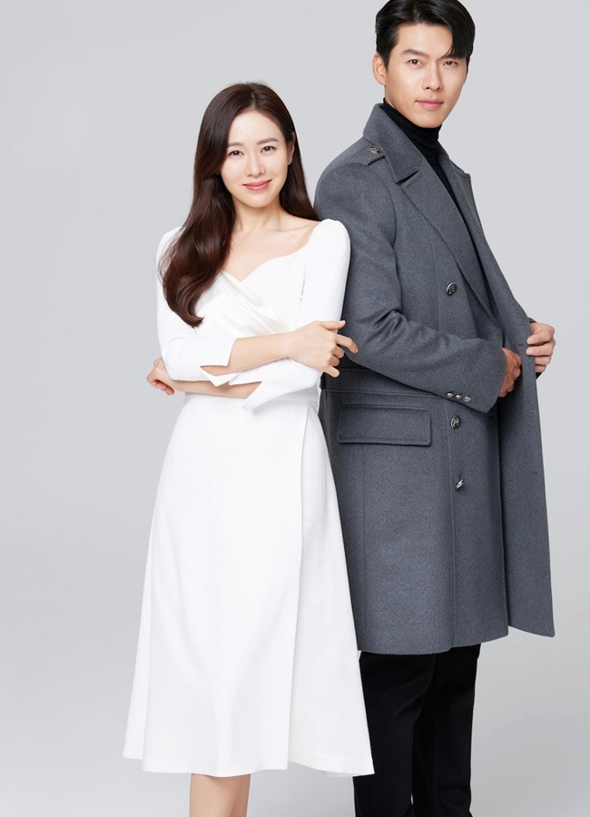Yêu nhau từ màn ảnh ra đến đời thật, Son Ye Jin và Hyun Bin trở thành cặp đôi quyền lực của giới giải trí Hàn Quốc bởi độ nổi tiếng và khối tài sản kếch xù.
