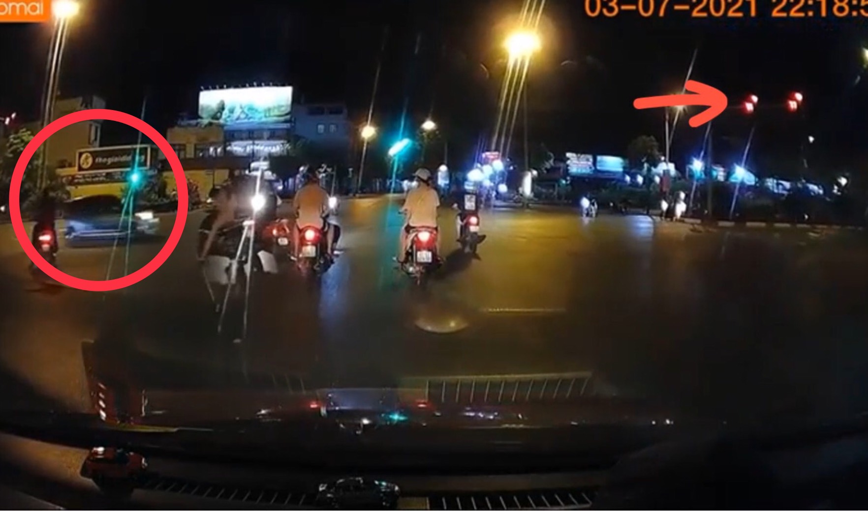 Clip: Cố phóng nhanh vượt đèn đỏ, ô tô gây tai nạn kinh hoàng cho lái xe máy - 1
