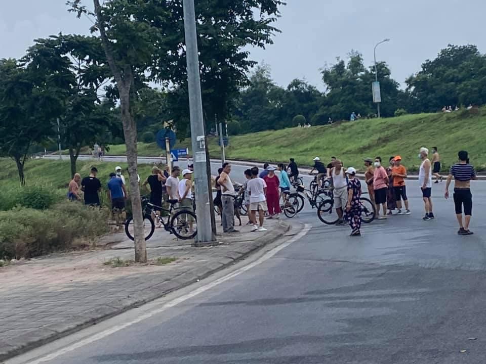 Hà Nội: Rơi xuống hố ga không đậy nắp, 1 người đi xe máy tử vong - 2