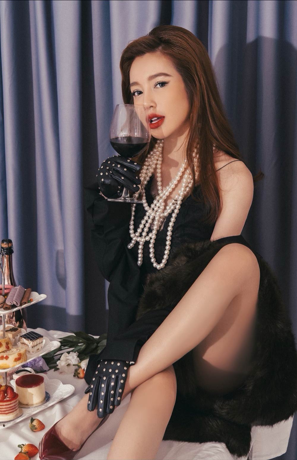Elly Trần không chỉ dáng như búp bê mà tạo tư thế "ảo" như làm xiếc - 8