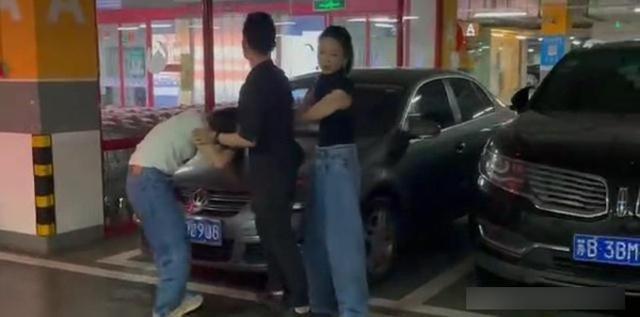 Vợ đi đánh ghen buông một câu cay đắng, thái độ và hành động của chồng gây phẫn nộ tột độ - 1