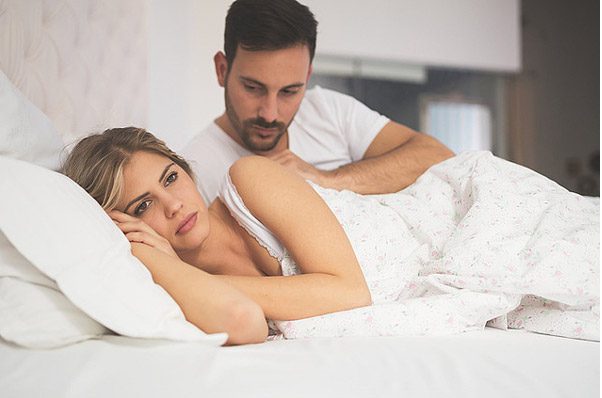 3 bằng chứng ngoại tình được tìm thấy trong phòng ngủ - 1