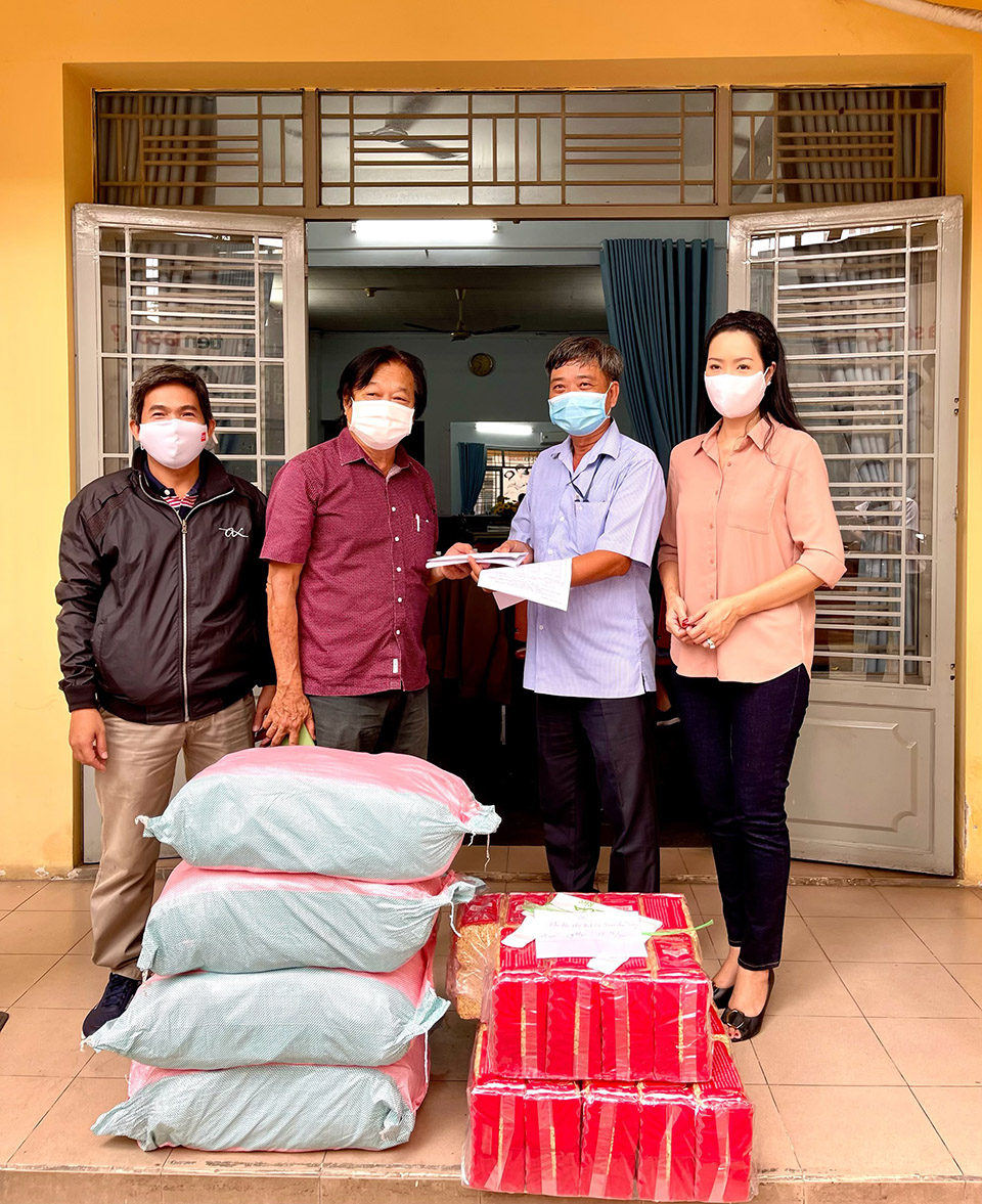 NSƯT Trịnh Kim Chi trao quà cứu trợ 180 công nhân hậu đài sân khấu ở TP.HCM - 1