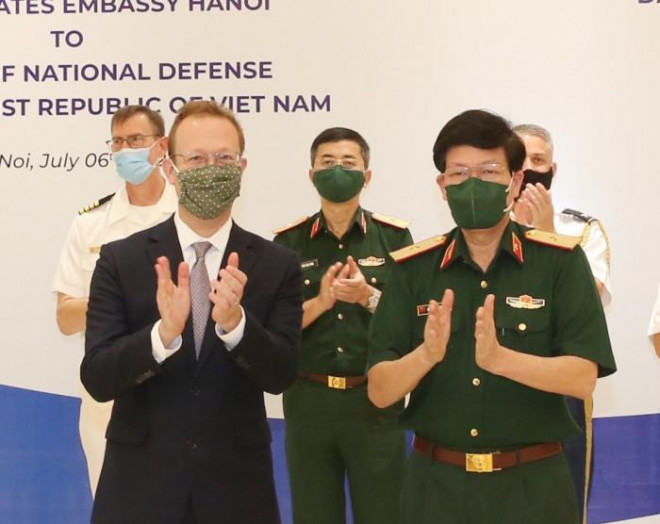 Quân đội Mỹ  hỗ trợ thiết bị xét nghiệm Covid-19 cho Việt Nam - 1