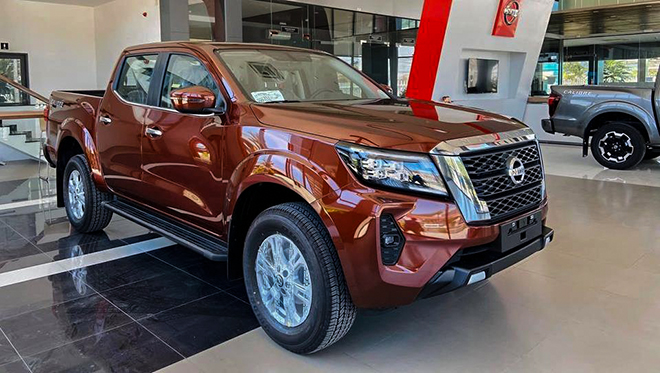 Cận cảnh xe Nissan Navara bản VE tại đại lý, giá bán hơn 740 triệu đồng - 1