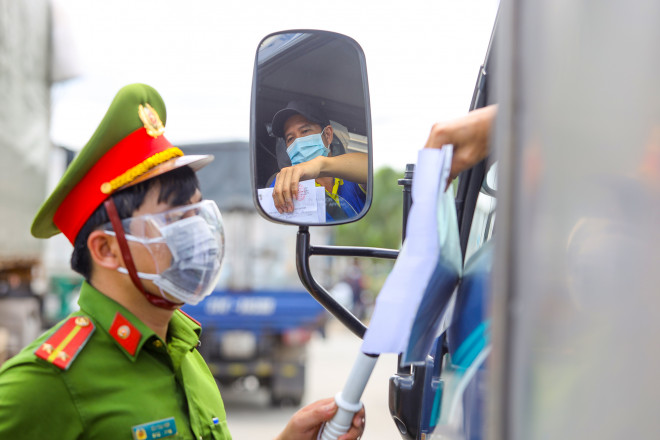 Siết chặt giấy xét nghiệm, tuyến đường nối Long An - TP.HCM kẹt xe hơn chục km - 5