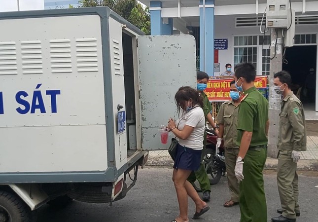 Một phụ nữ băng ngang điểm phong tỏa, giật cầu vai, cắn chiến sĩ công an - 1