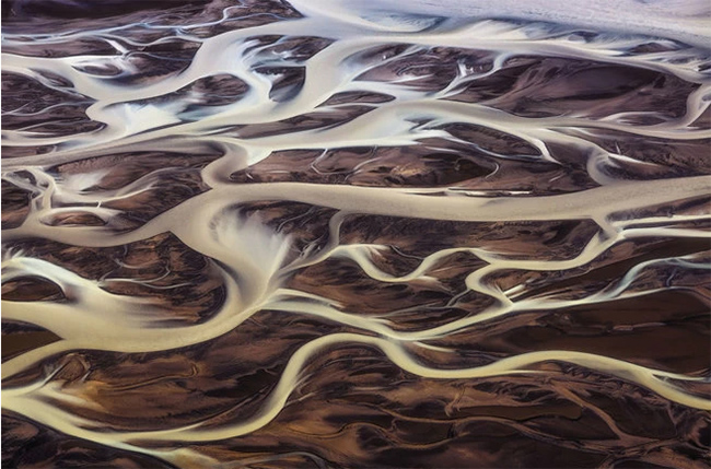 Sao Hỏa chăng? Bức ảnh trên không này được chụp ở độ cao 457m trên các con sông của Iceland, các đường cong thể hiện rõ nét vẻ đẹp của thiên nhiên. 
