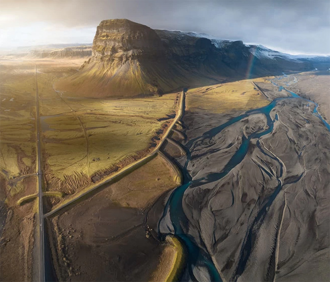 Như ở một hành tinh khác: Hình ảnh đẹp đến kinh ngạc này của Iceland là một bức ảnh toàn cảnh rực rỡ với những đỉnh núi có mây bao phủ và các dòng sông đang chảy êm đềm. 
