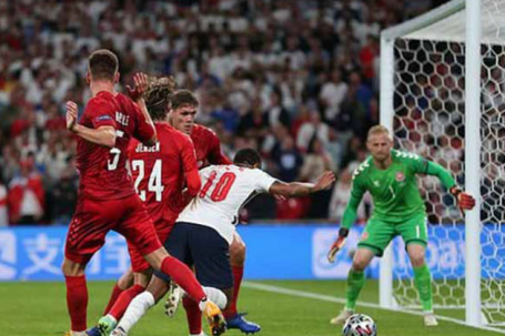 Chuyên gia nói về quả 11m trận Anh – Đan Mạch: “Giáo sư” Wenger và Mourinho bất bình