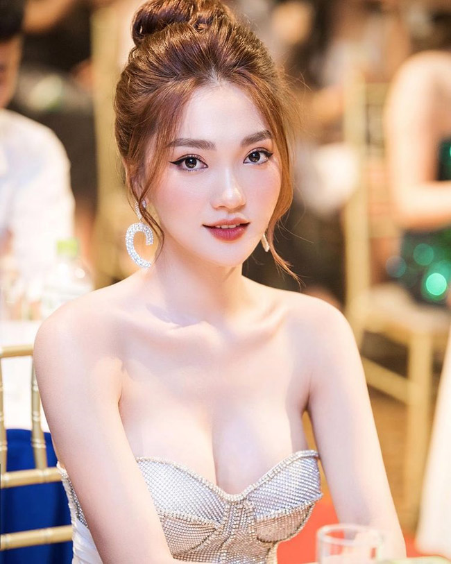Nguyễn Ngọc Nữ (sinh năm 1994, Nghệ An) được biết đến lần đầu tiên vào năm 2017 khi làm PG hỗ trợ trao giải cho cuộc thi "Người đẹp Kinh Bắc 2017". 
