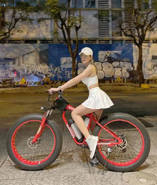 Người đẹp thường xuyên mặc váy ngắn đạp xe.
