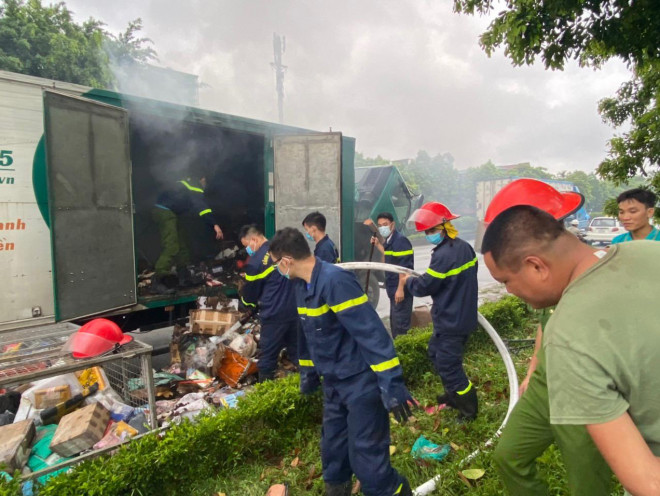 Xe chở bưu phẩm bốc cháy ngùn ngụt khi đang chạy trên đường - 2