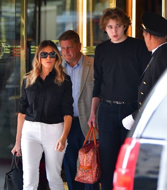 Xách túi cho mẹ, con trai ông Donald Trump gây sốc vì chiều cao 2m, đẹp trai “búng ra sữa” - 3