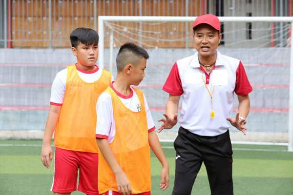 Danh thủ Hồng Sơn từng bị mẹ xích chân không cho đi đá bóng - 1