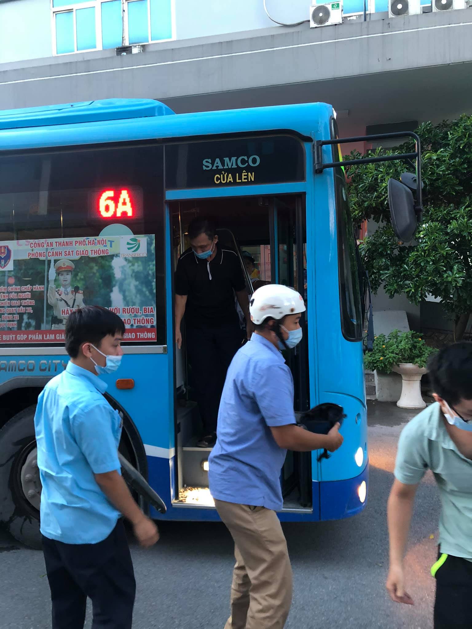 HN: Nam thanh niên bị tai nạn và hành động bất ngờ của tài xế xe buýt - 2