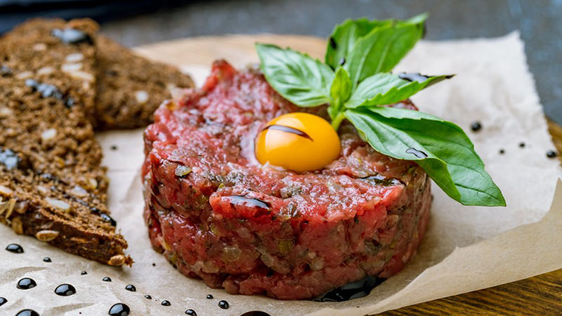 Món bít tết thịt bò sống của người Pháp, hình thức hấp dẫn nhưng liệu có ai dám thử? - 1