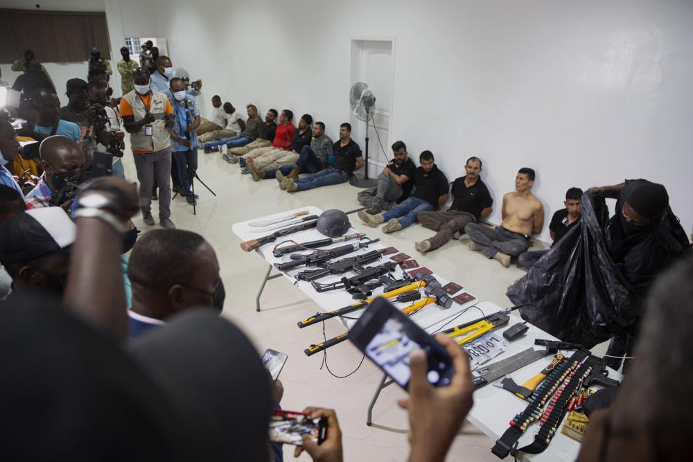 Video: 15 nghi phạm bắn chết Tổng thống Haiti ngồi la liệt cùng nhiều súng, mã tấu - 1