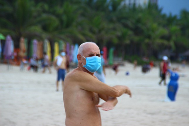 Người Đà Nẵng thỏa thích ra biển sau những ngày cấm tắm - 7