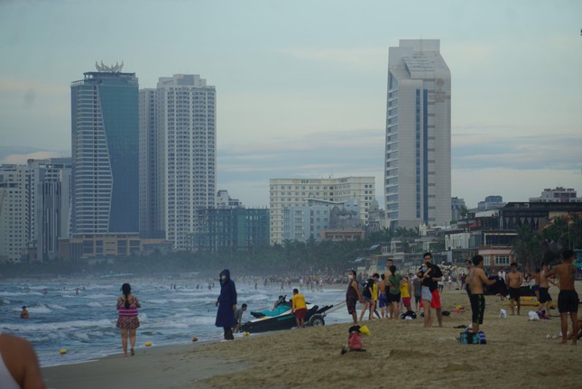 Người Đà Nẵng thỏa thích ra biển sau những ngày cấm tắm - 12