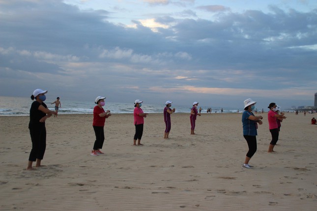 Người Đà Nẵng thỏa thích ra biển sau những ngày cấm tắm - 9