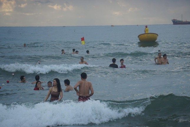 Người Đà Nẵng thỏa thích ra biển sau những ngày cấm tắm - 6