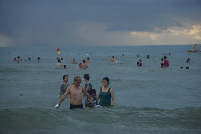 Người Đà Nẵng thỏa thích ra biển sau những ngày cấm tắm - 3