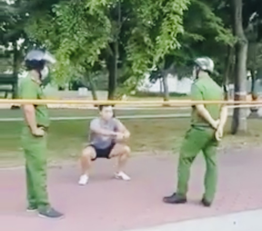 TP HCM: Nam thanh niên tập thể dục ở công viên, phớt lờ công an bị phạt 4 triệu đồng - 2