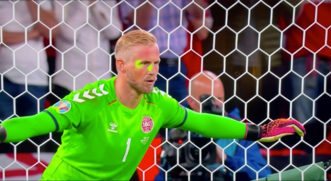 ĐT Anh chính thức nhận án phạt vì fan chiếu laser chơi xấu ở bán kết EURO - 1