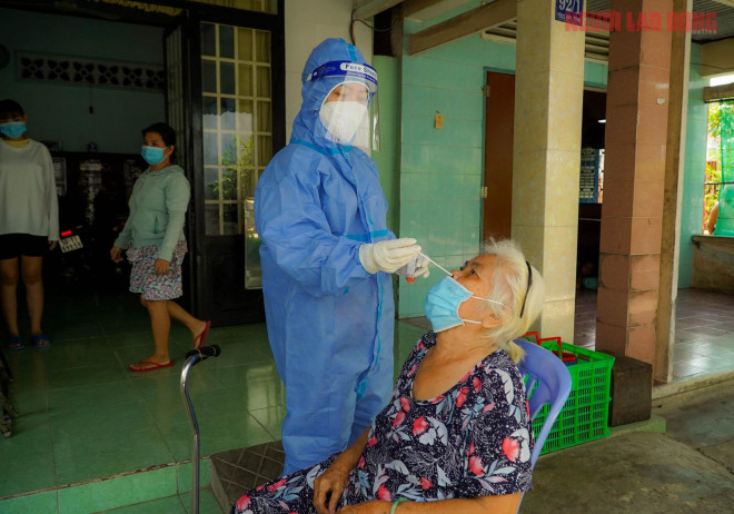 Bất kể mưa nắng, họ vẫn "đi từng ngõ, gõ cửa từng nhà" để lấy mẫu xét nghiệm - 9