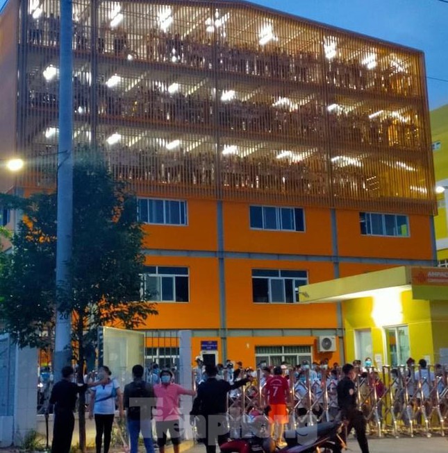 Công ty đóng cửa truy vết, công nhân phá cổng bỏ chạy - 2