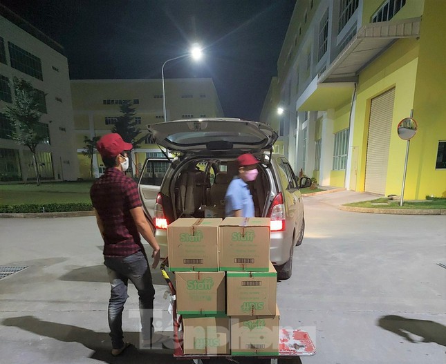 Tin mới vụ công nhân phá cổng công ty tháo chạy vì sợ lây dịch ở Bình Dương - 2