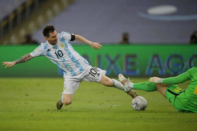 Messi lần đầu vô địch cùng ĐT Argentina, an ủi Neymar và hôn cúp xúc động - 4